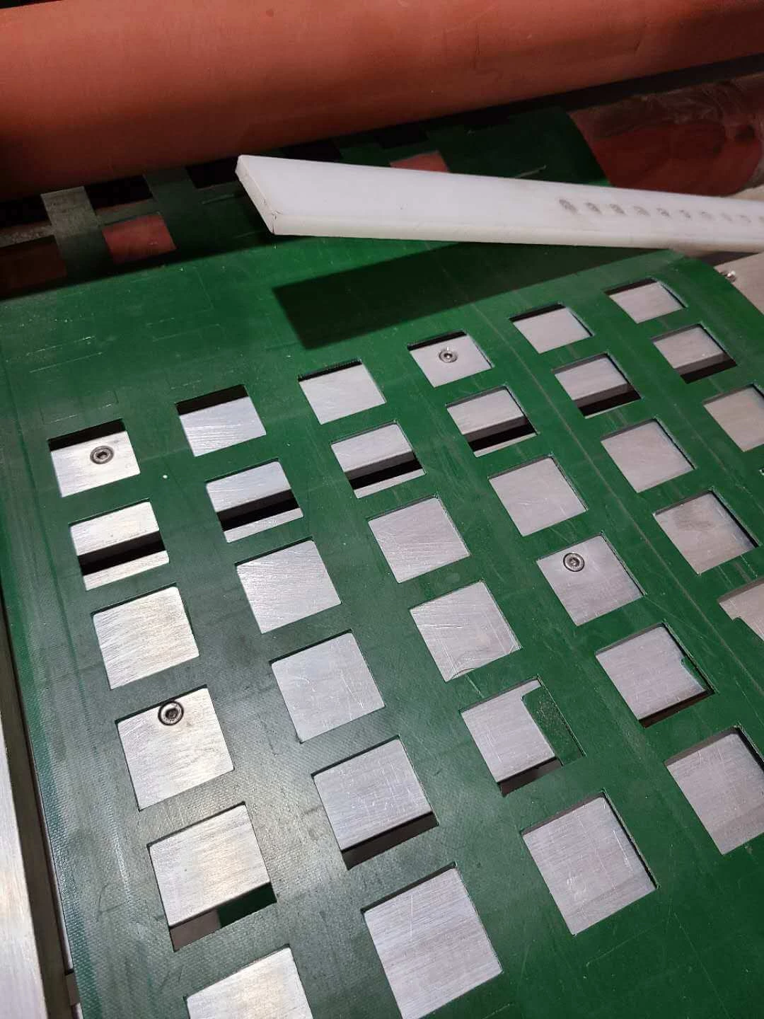 2000 mm breite Stanzmaschine für PVC-PU-Gürtel, runde, quadratische, ovale Löcher