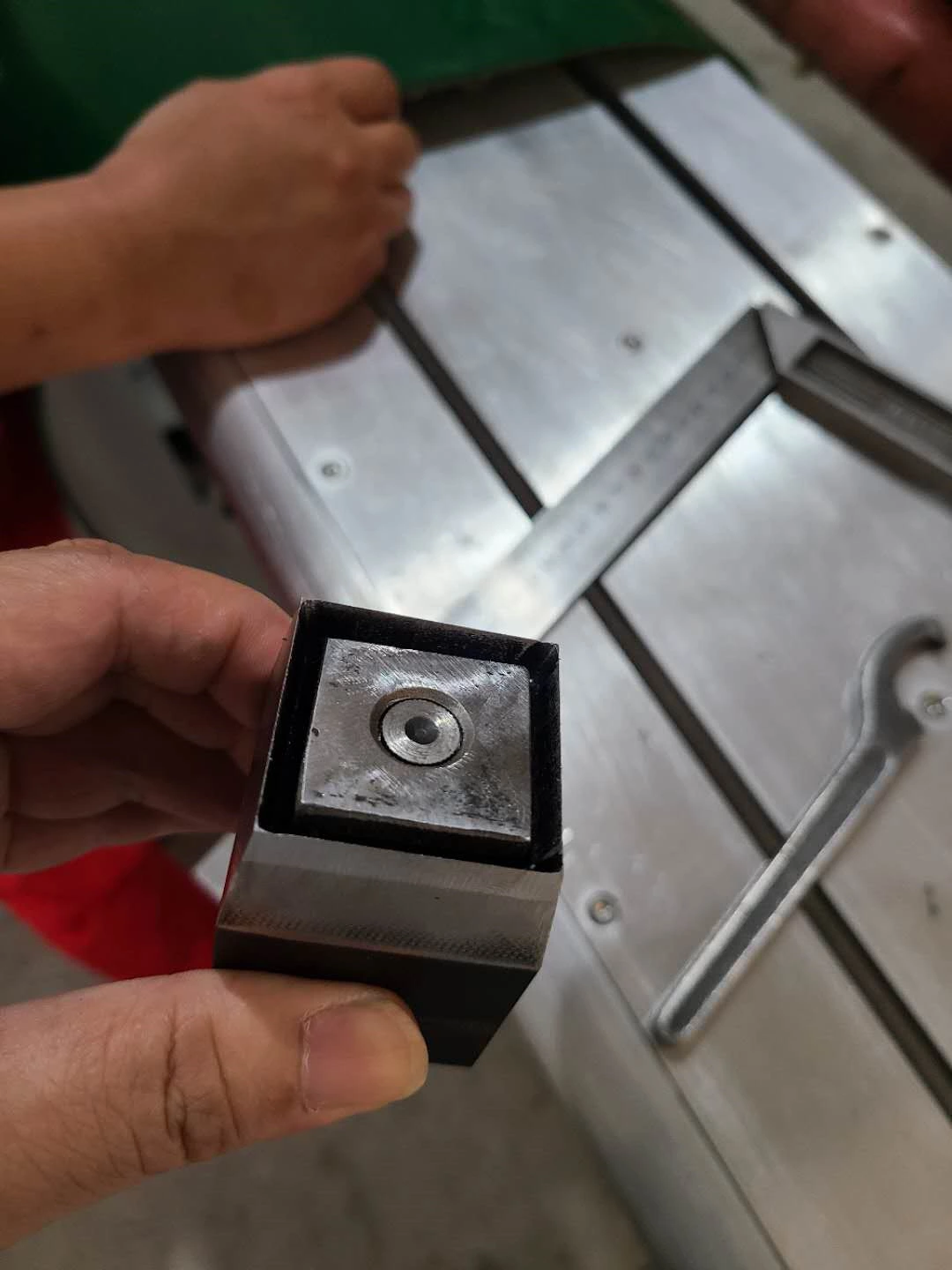 2000 mm breite Stanzmaschine für PVC-PU-Gürtel, runde, quadratische, ovale Löcher