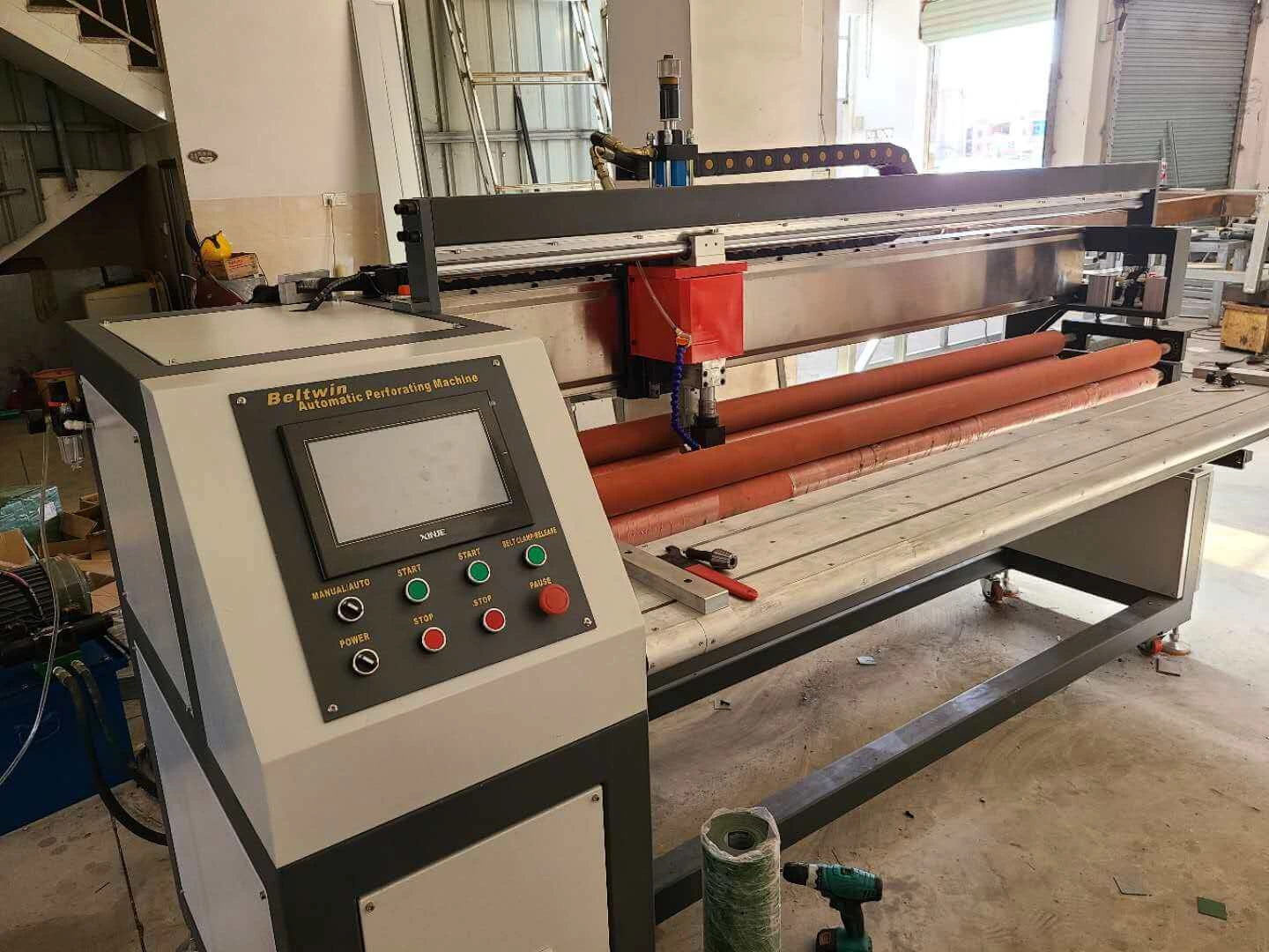 2000 mm breite Stanzmaschine für PVC-PU-Gürtel, runde, quadratische, ovale Löcher