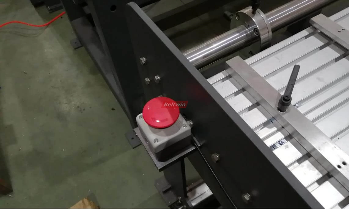 Conveyor Belt Slitter mit Wickler & Rewinder und Arbeitstisch (Europäische Version)