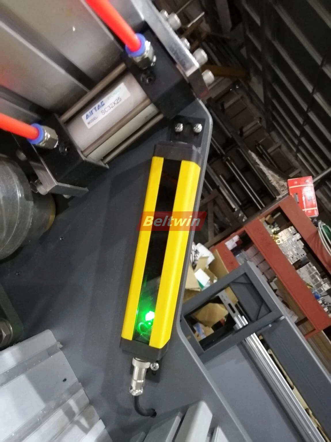 Conveyor Belt Slitter mit Wickler & Rewinder und Arbeitstisch (Europäische Version)