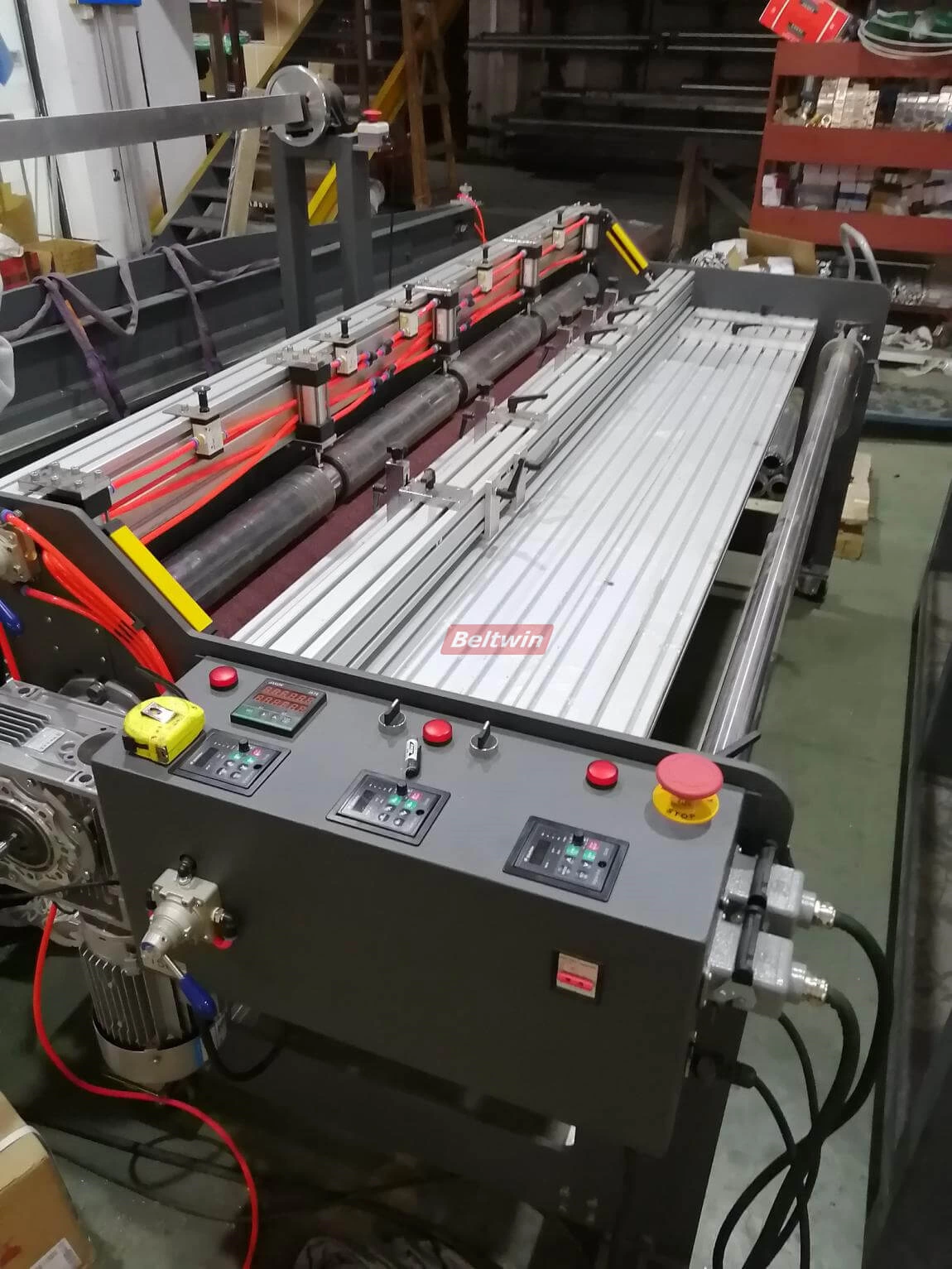 Conveyor Belt Slitter mit Wickler & Rewinder und Arbeitstisch (Europäische Version)