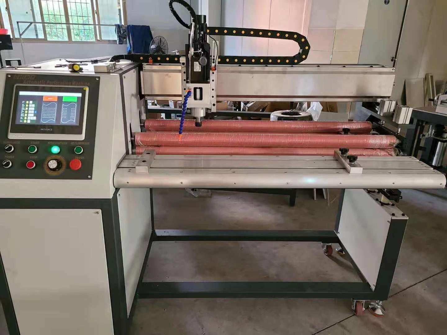 Bohren von Löchern für EP-Gummi-Förderband-Perforationsmaschinen