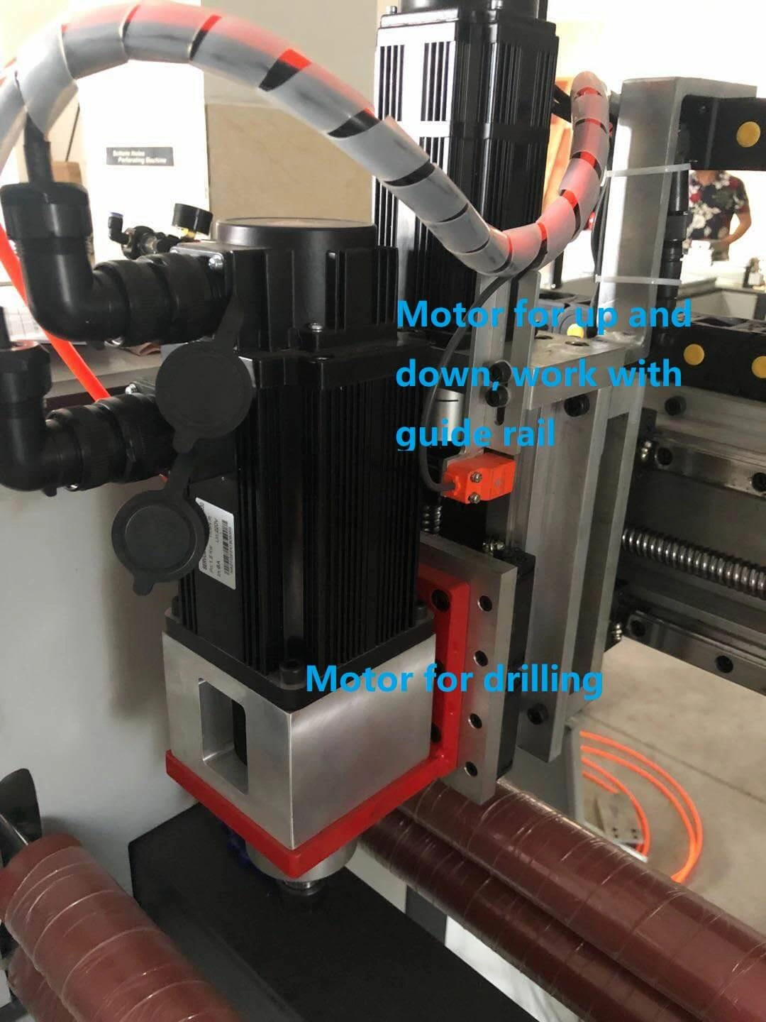 Bohren von Löchern für EP-Gummi-Förderband-Perforationsmaschinen