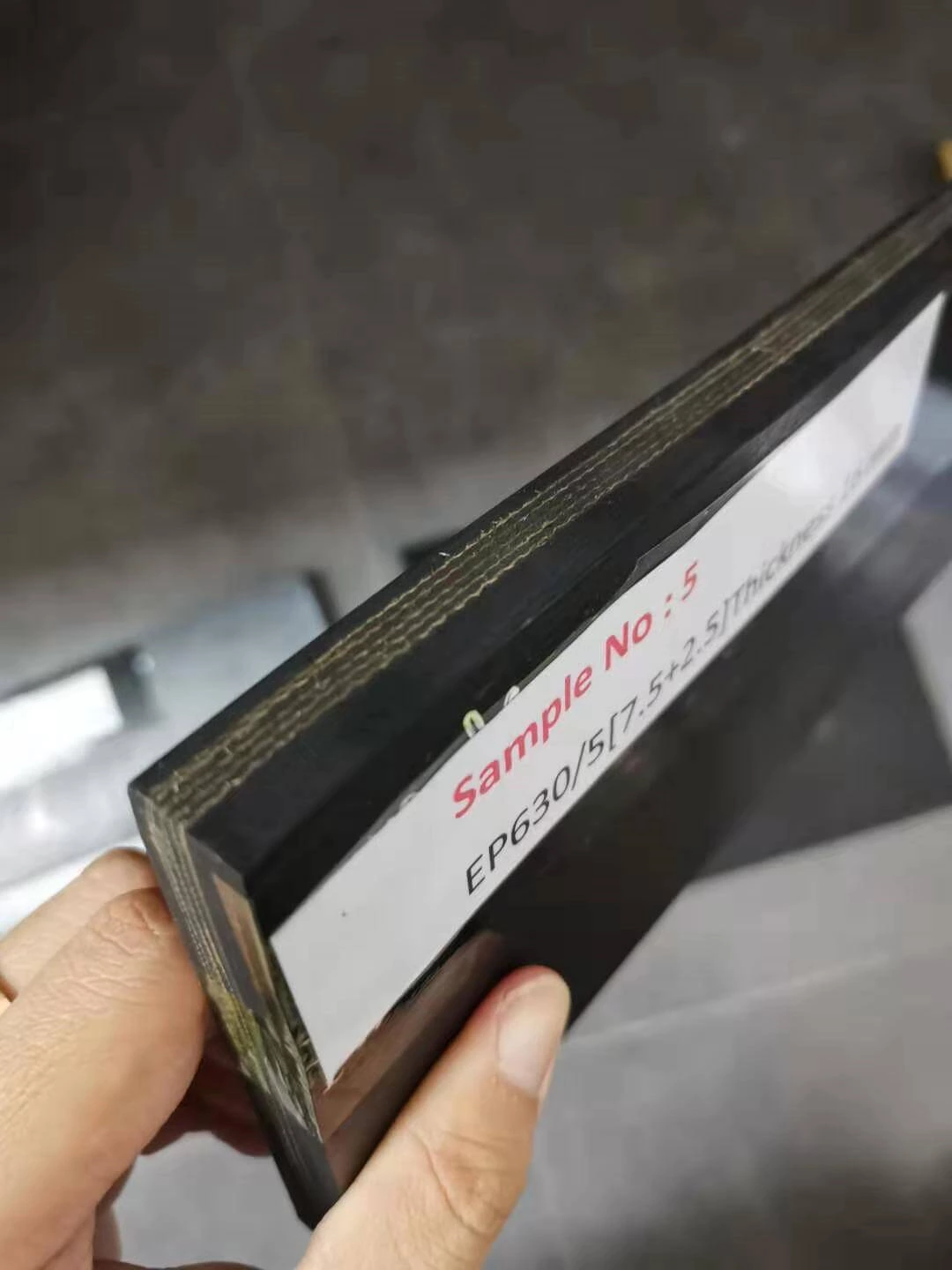 Bohren von Löchern für EP-Gummi-Förderband-Perforationsmaschinen