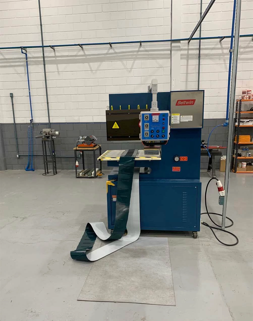 QA-1000 Hochfrequenz-Bandschweißmaschine für Band-V-Führung/Stollen/Seitenwand