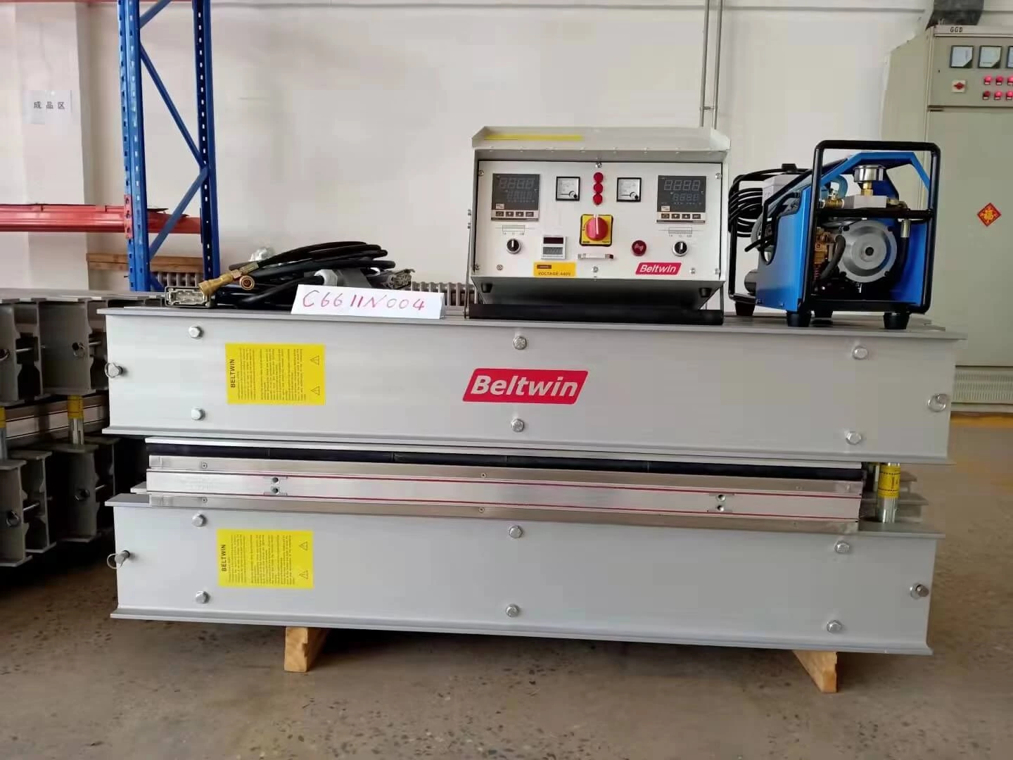 2 Sätze Vulkanisator Lieferbild – 1200 mm Breite mit Heizplattengröße 690 * 1380 mm und 1400 mm Breite mit 1220 * 1600 mm