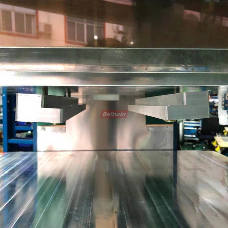 Befestigen Sie die Stollen-/Seitenwandform auf der oberen Platte der Hochfrequenzmaschine