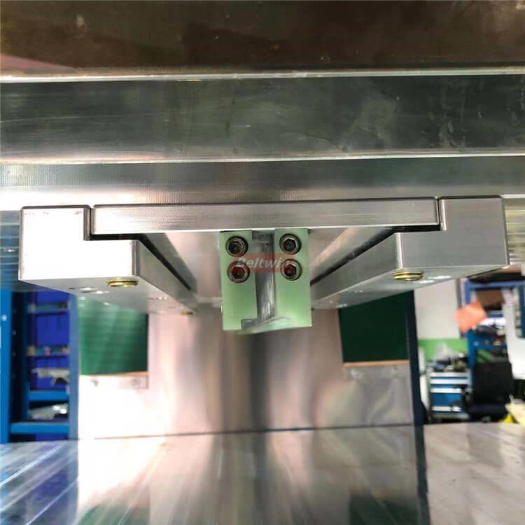 Befestigen Sie die Stollen-/Seitenwandform auf der oberen Platte der Hochfrequenzmaschine