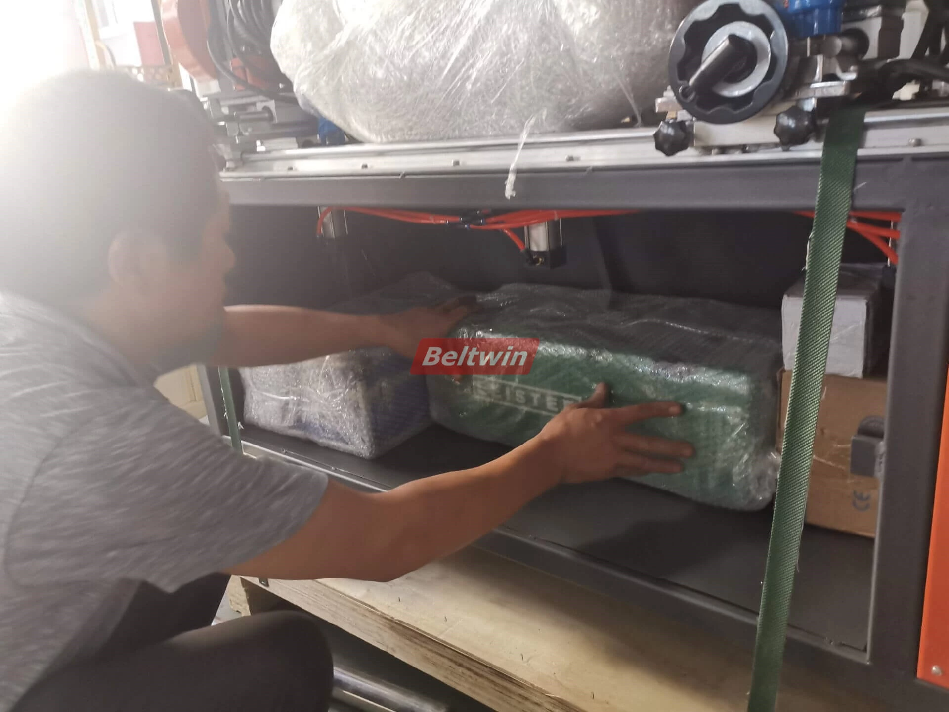 Lieferung Manueller Fingerlocher an den Kunden