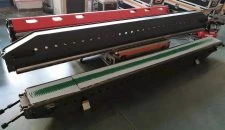 Schließen Sie den Betrieb der PVC-PU-Gürtel-Luftkühlungs-Heißverbindungspresse für 3000 mm breite Bänder ab