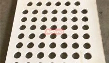 Bohren Sie Löcher mit 30 mm Durchmesser auf ein 8 mm dickes PVC-Band