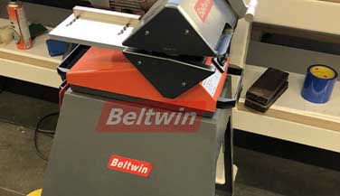 Einsatz eines Beltwin Ply Separators in einer belgischen Kundenwerkstatt