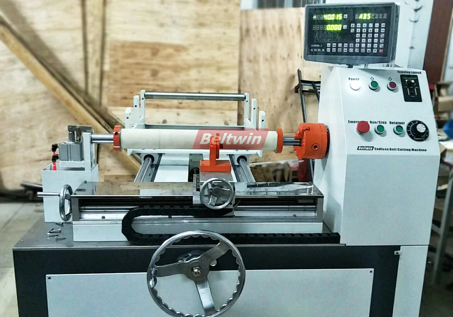 Beltwin Endlosbandschneidemaschine Lieferung nach Italien