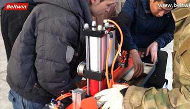 Training in Usbekistan für pneumatische Fingerstanze