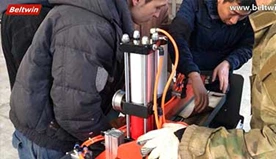 Training in Usbekistan für pneumatische Fingerstanze