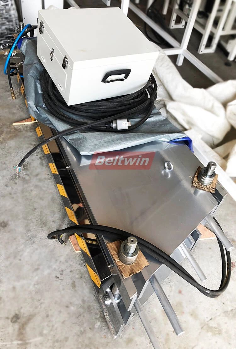 Beltwin 2-teiliger Vulkanisator in Rahmenausführung für 1200-mm-Bandlieferung.