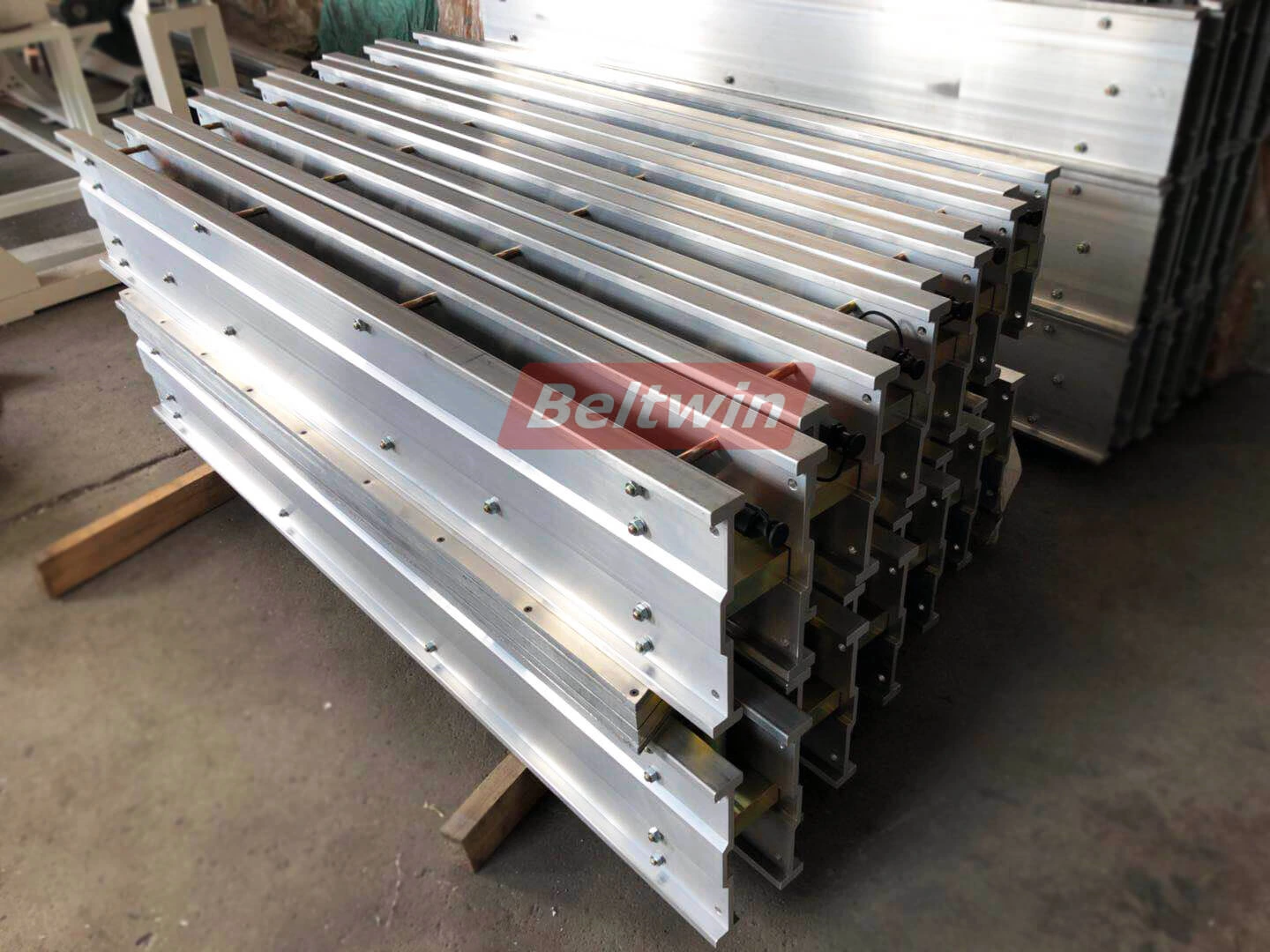 Lieferung eines hydraulischen Vulkanisators vom Typ Beltwin in den Iran!