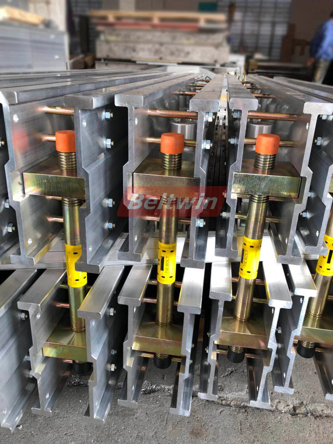 Lieferung eines hydraulischen Vulkanisators vom Typ Beltwin in den Iran!