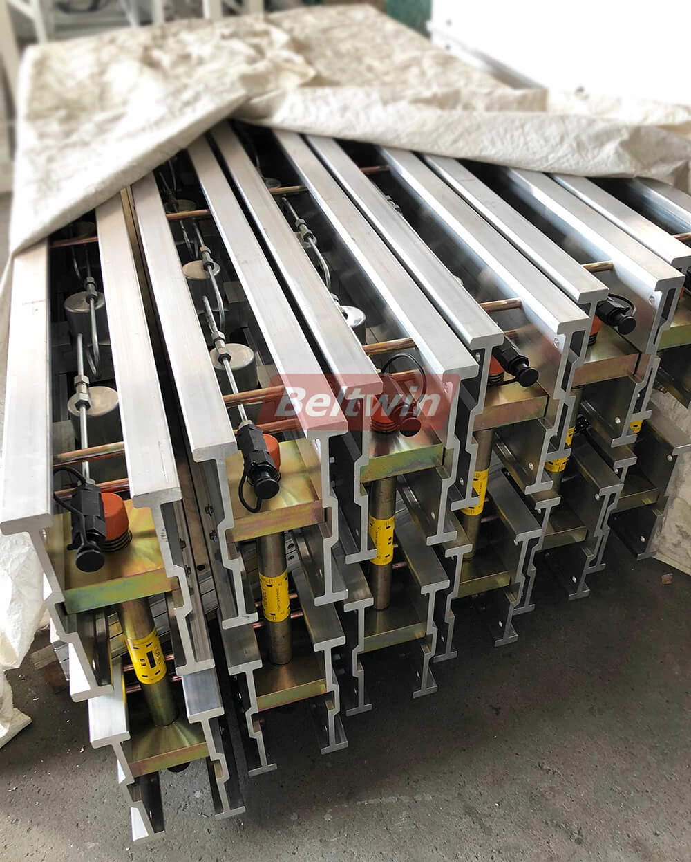 Lieferung eines hydraulischen Vulkanisators vom Typ Beltwin in den Iran!