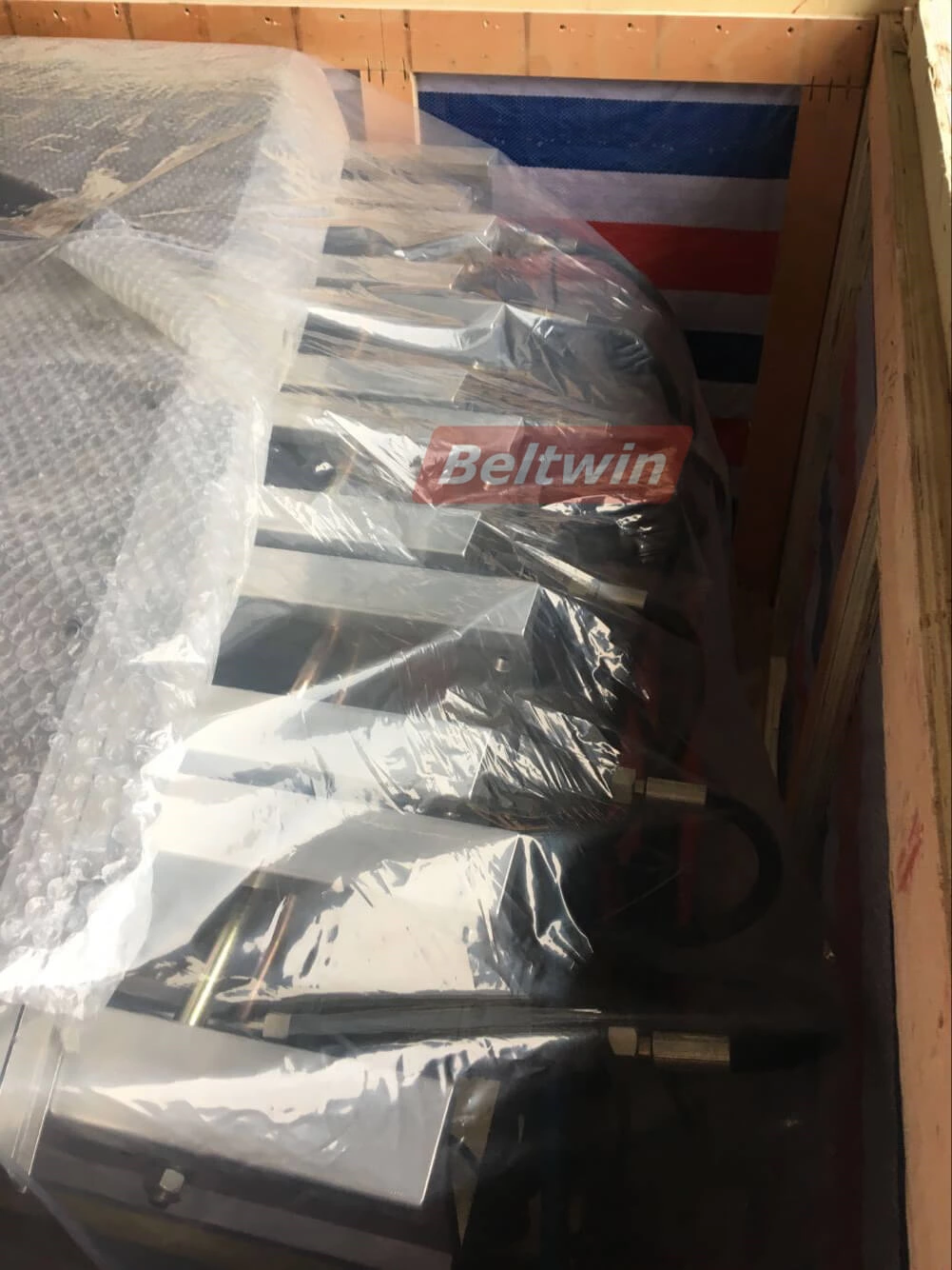 Lieferung eines hydraulischen Vulkanisators vom Typ Beltwin in den Iran!