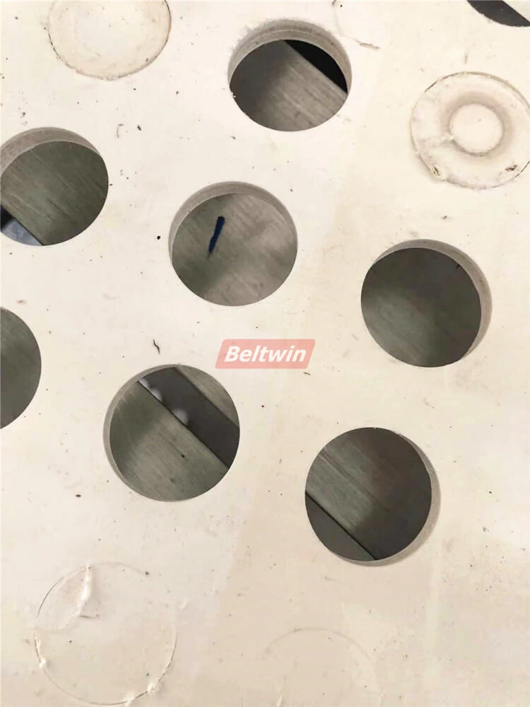 Bohren Sie Löcher mit 30 mm Durchmesser auf ein 8 mm dickes PVC-Band