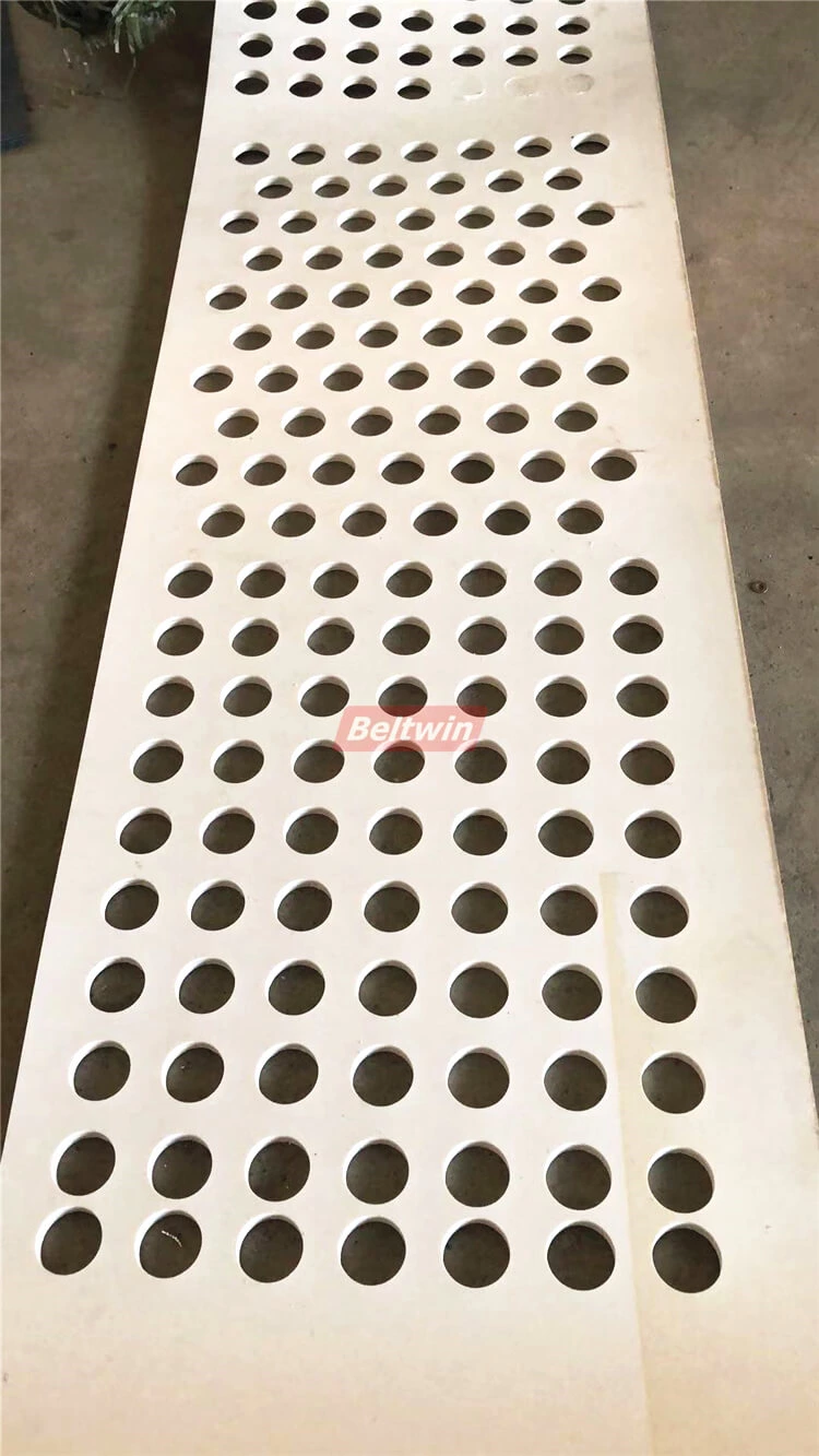 Bohren Sie Löcher mit 30 mm Durchmesser auf ein 8 mm dickes PVC-Band
