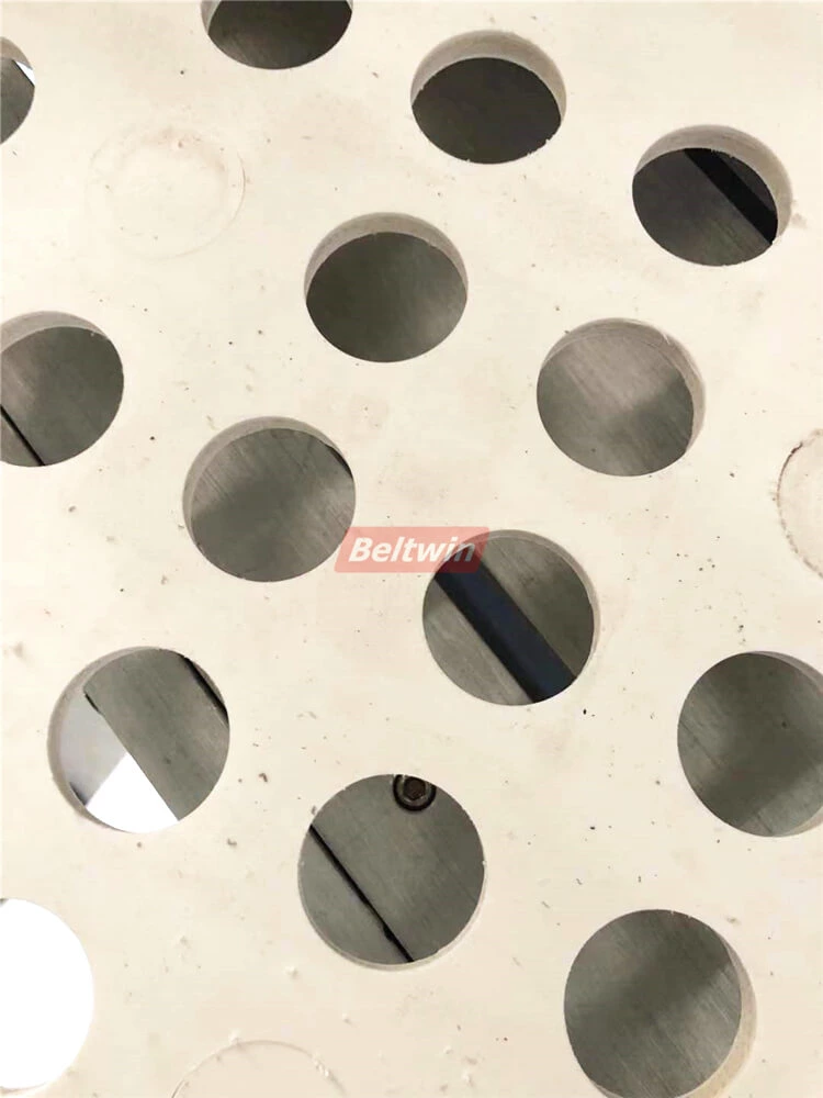 Bohren Sie Löcher mit 30 mm Durchmesser auf ein 8 mm dickes PVC-Band