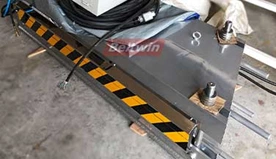 Beltwin 2-teiliger Vulkanisator in Rahmenausführung für 1200-mm-Bandlieferung.
