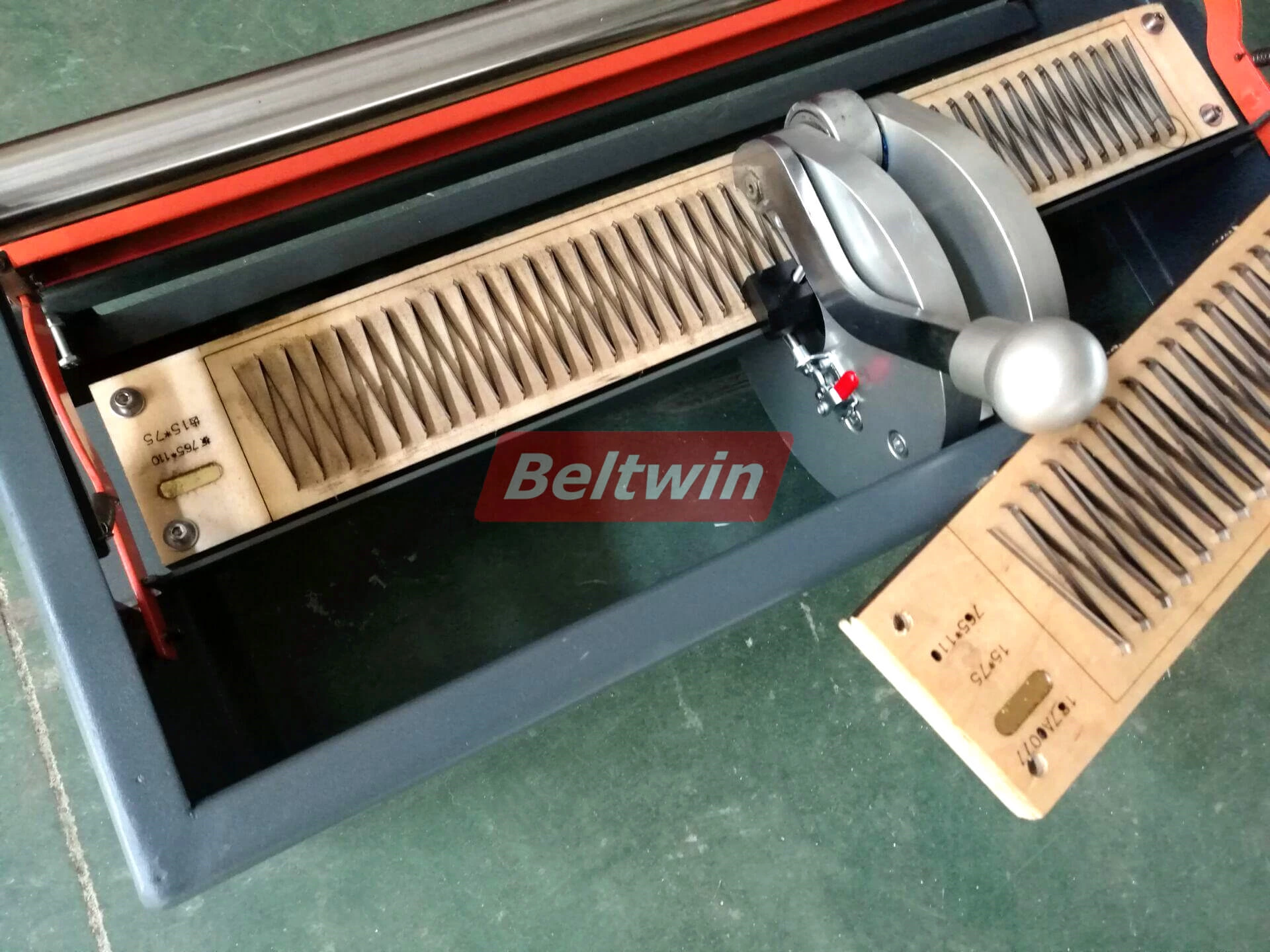 Beltwin manueller Fingerstanzer, Gürtelschneider 600 und Lagentrenner gut verarbeitet, dringende Lieferung nach Australien!