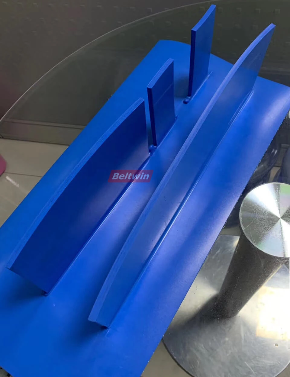 So schweißen Sie eine Stollen / Seitenwand auf einem homogenen PU-Riemen mit einer Hochfrequenzmaschine