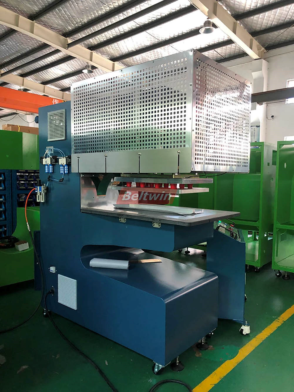 QA-2000 Hochfrequenz-Schweißgerät für PVC-PU-Gurtstollen, V-Führung, Seitenwand