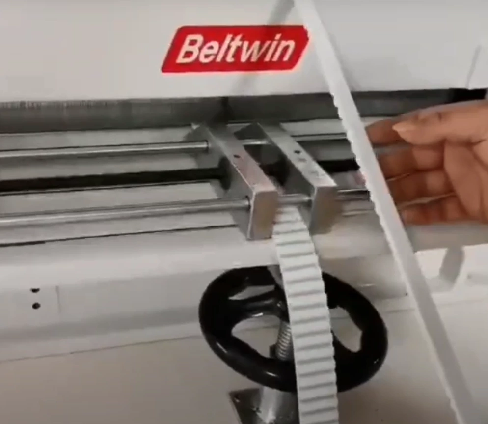 Zahnriemenschneidemaschine CB500