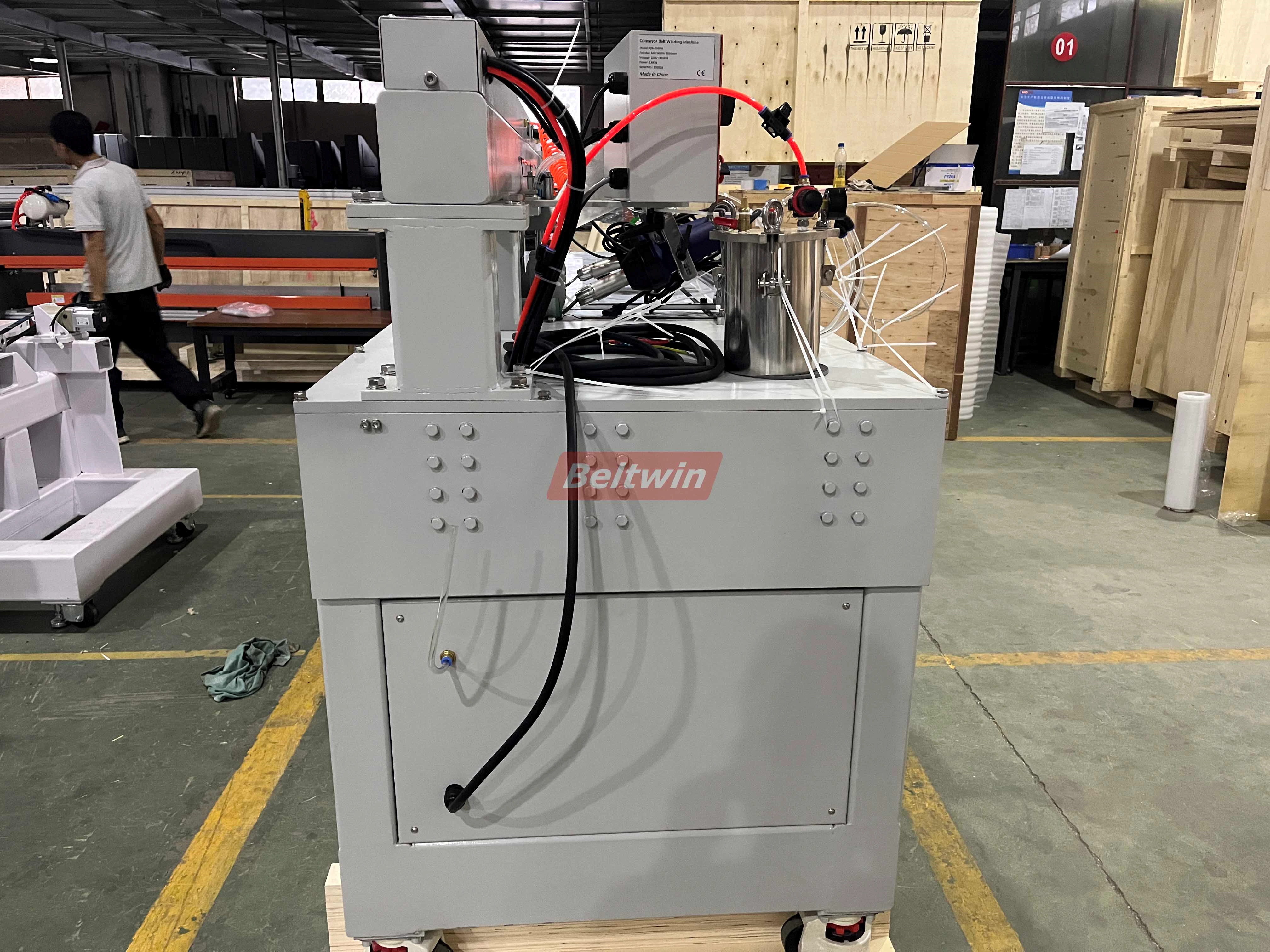 Führungsschweißmaschine für Längsprofile QB1300H-2000H (europäische Version)