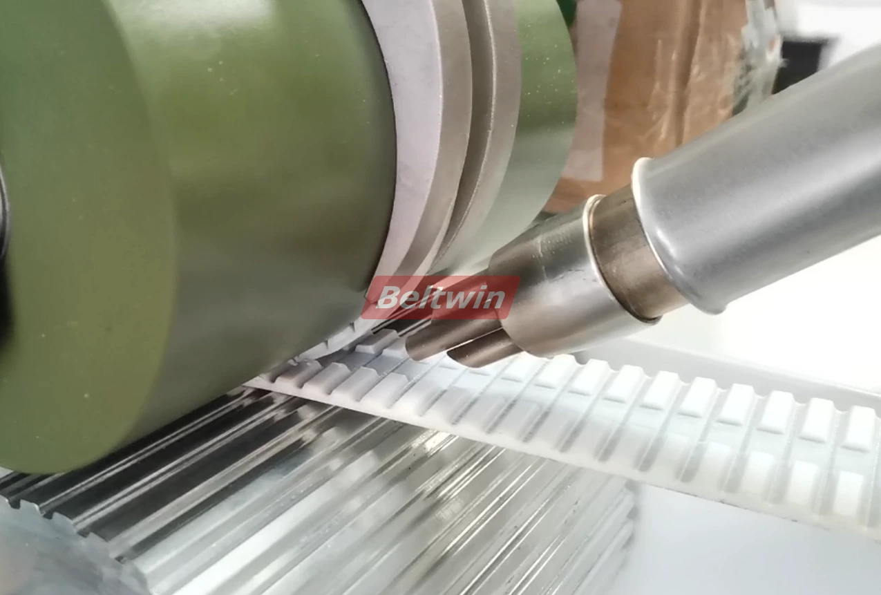 Führungsschweißmaschine für Längsprofile QB1300H-2000H (europäische Version)