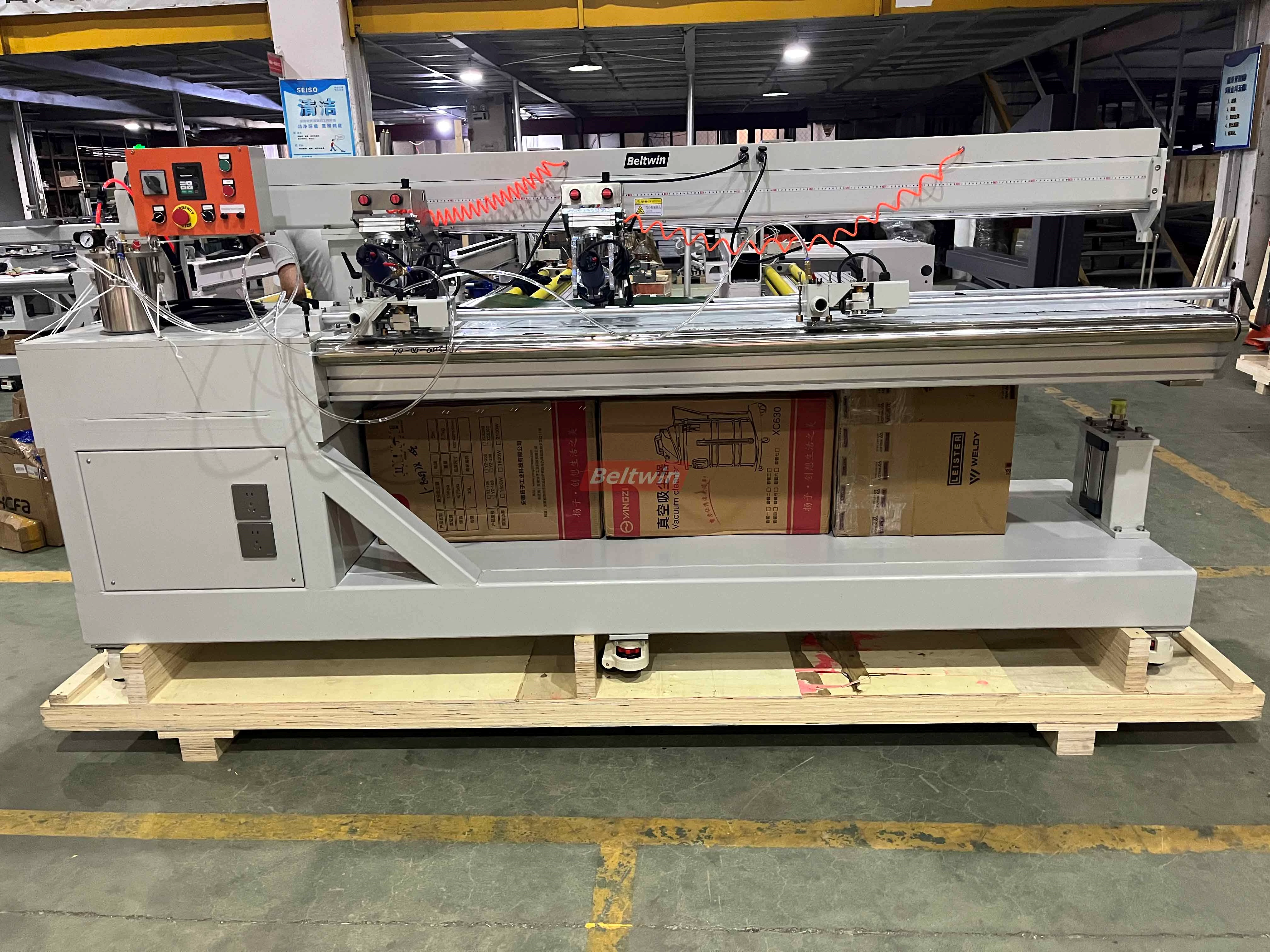 Führungsschweißmaschine für Längsprofile QB1300H-2000H (europäische Version)