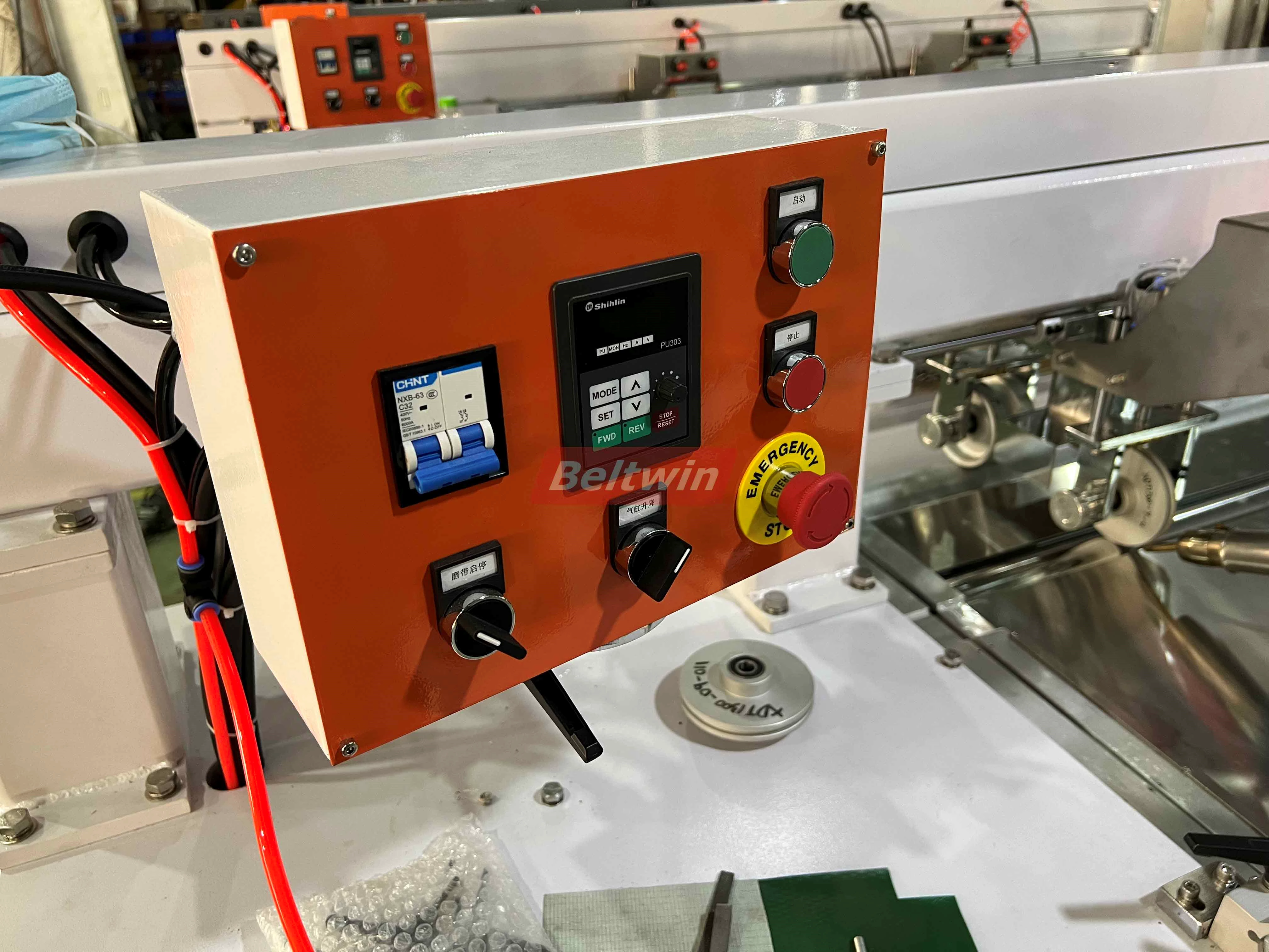 Führungsschweißmaschine für Längsprofile QB1300H-2000H (europäische Version)