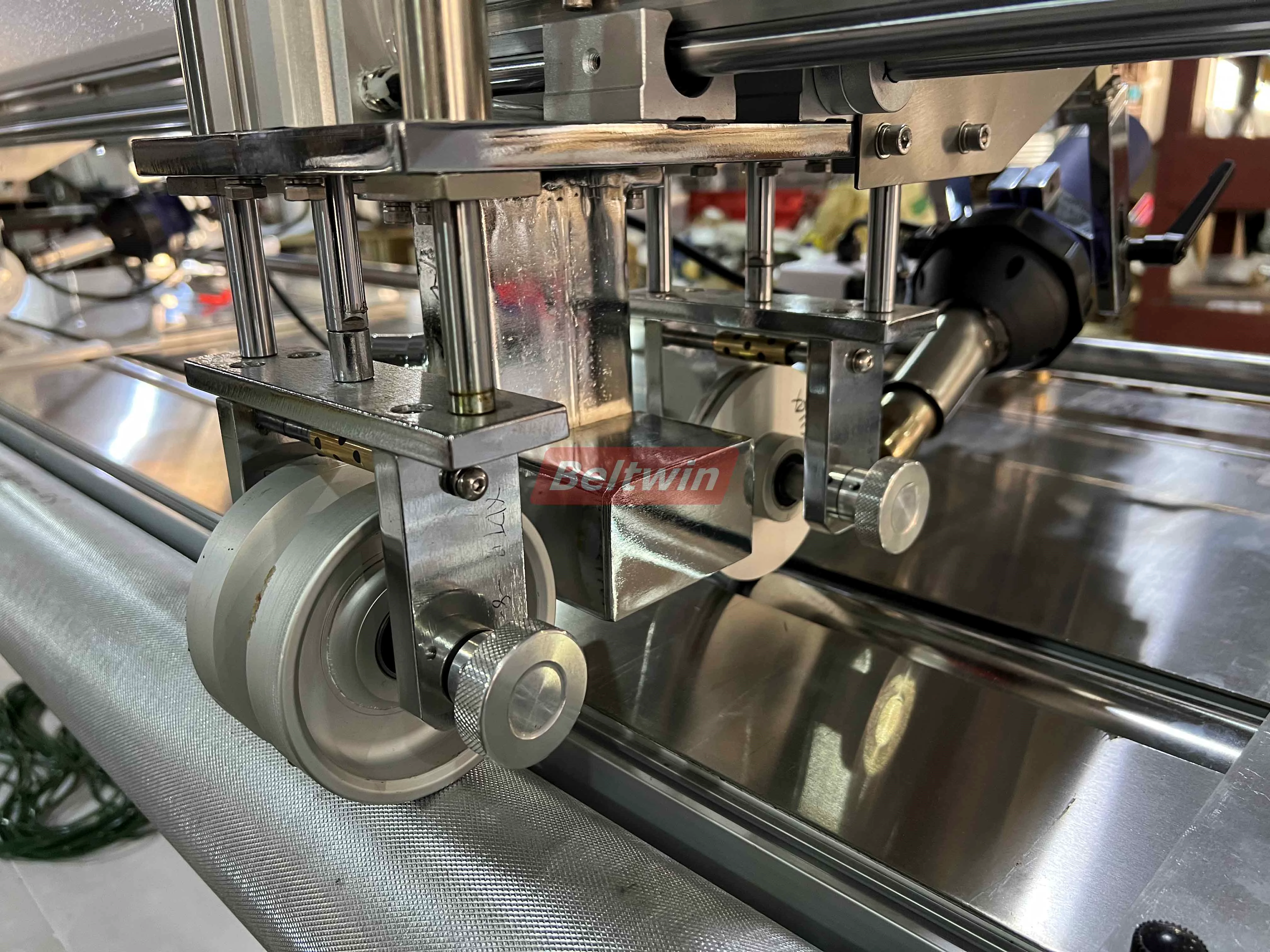 Führungsschweißmaschine für Längsprofile QB1300H-2000H (europäische Version)