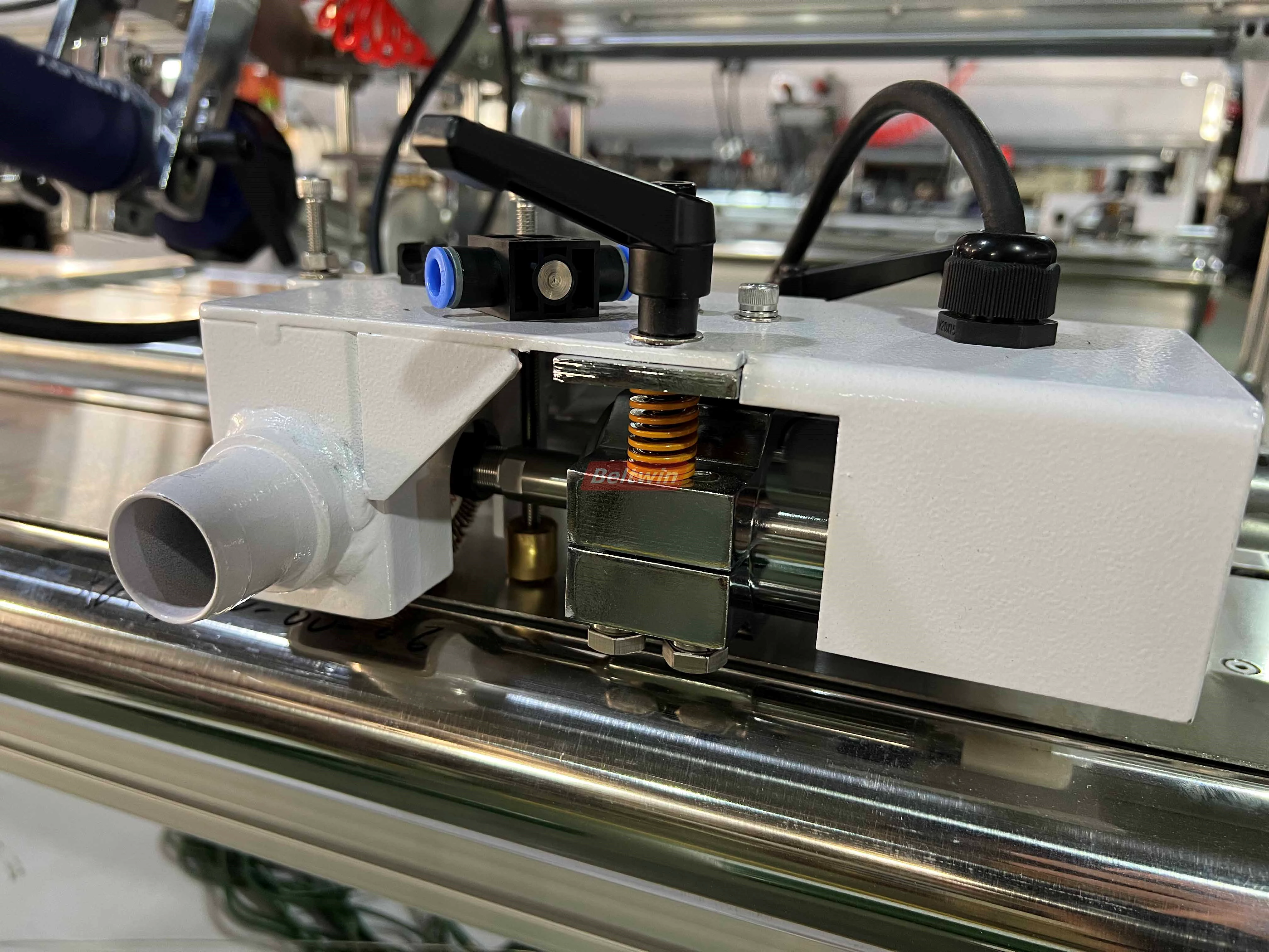 Führungsschweißmaschine für Längsprofile QB1300H-2000H (europäische Version)