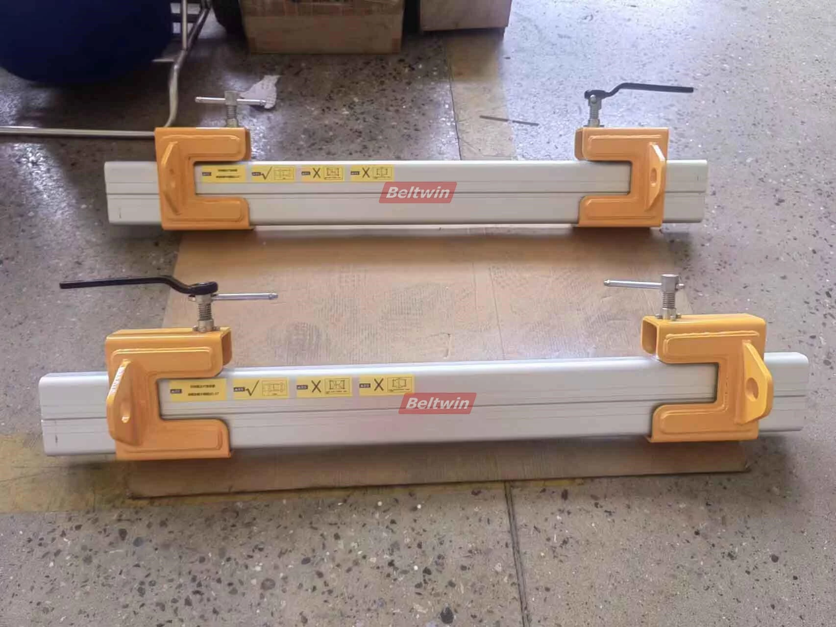 Greifklemme mit festem statischem Kopf für Gummiförderbänder