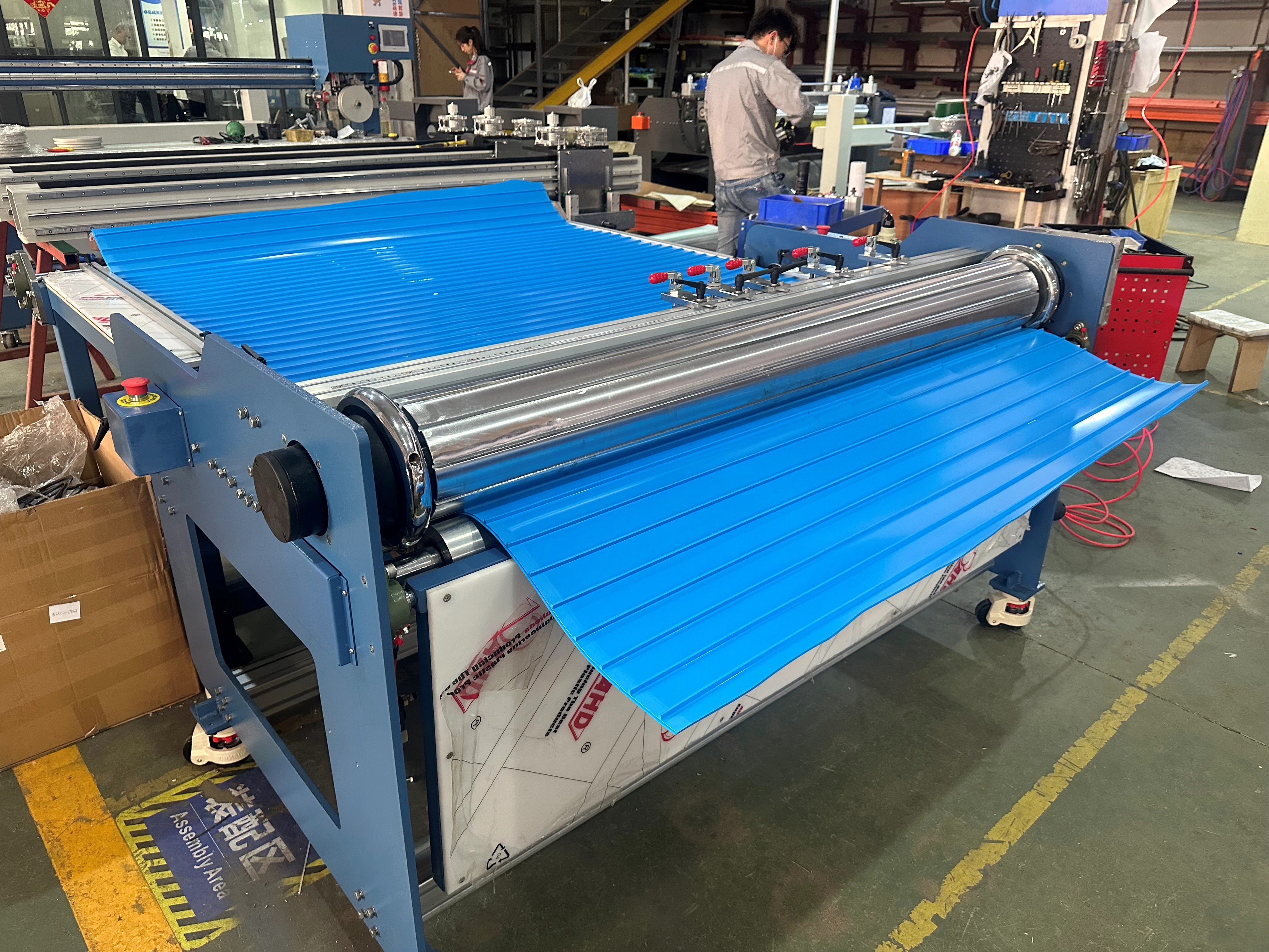 Beltwin slitter cutting a PU homogeneous belt into two strips with adjustable knives