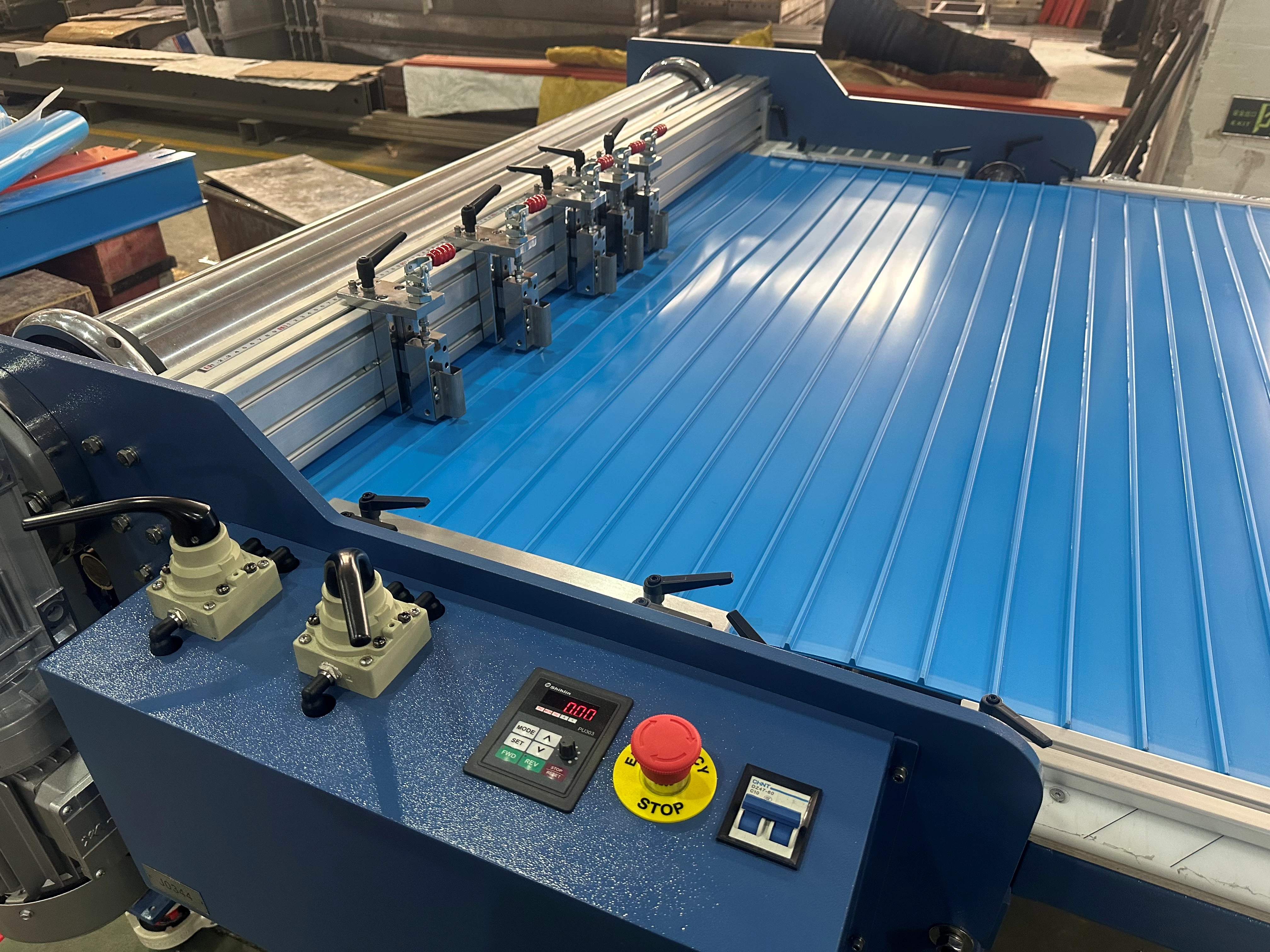 Belt slitter precisely cutting a blue PU homogeneous belt