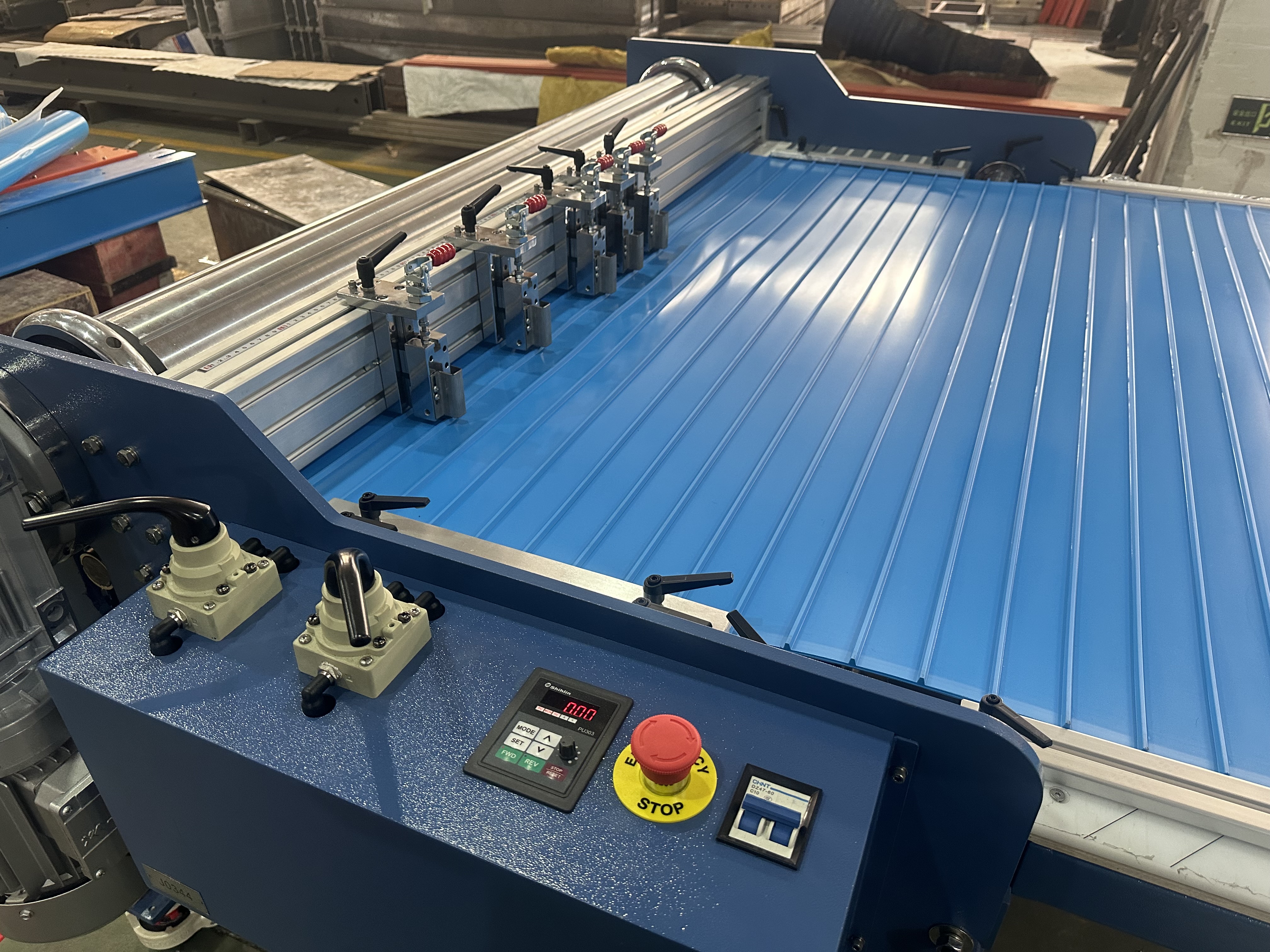 Belt slitter precisely cutting a blue PU homogeneous belt